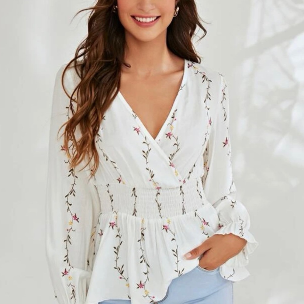 SHEIN NWOT white top with flower detail Medium